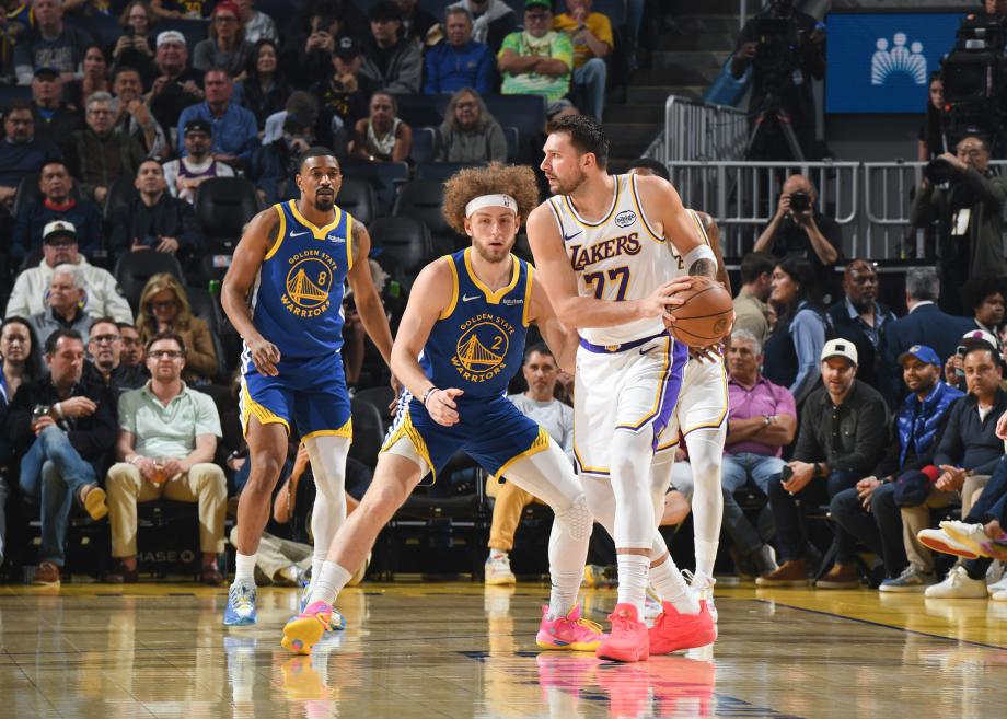 湖人28分大胜勇士结束3连败 詹姆斯22+7东契奇26分