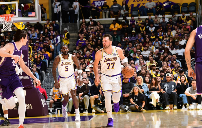 虎扑体育-东契奇故意滑倒轰进神仙三分，赛后说是故意的！连续两场三节打卡|国王|湖人|卢卡-东契奇|洛杉矶湖人队|nba_新浪体育_新浪新闻