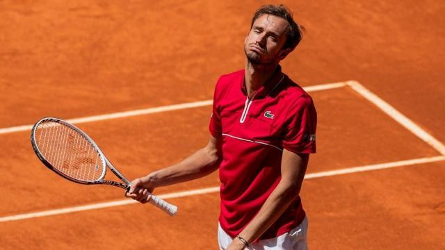 NBA社区-红土蜜月期仅持续1天 梅德维德夫又被“打回原形”？